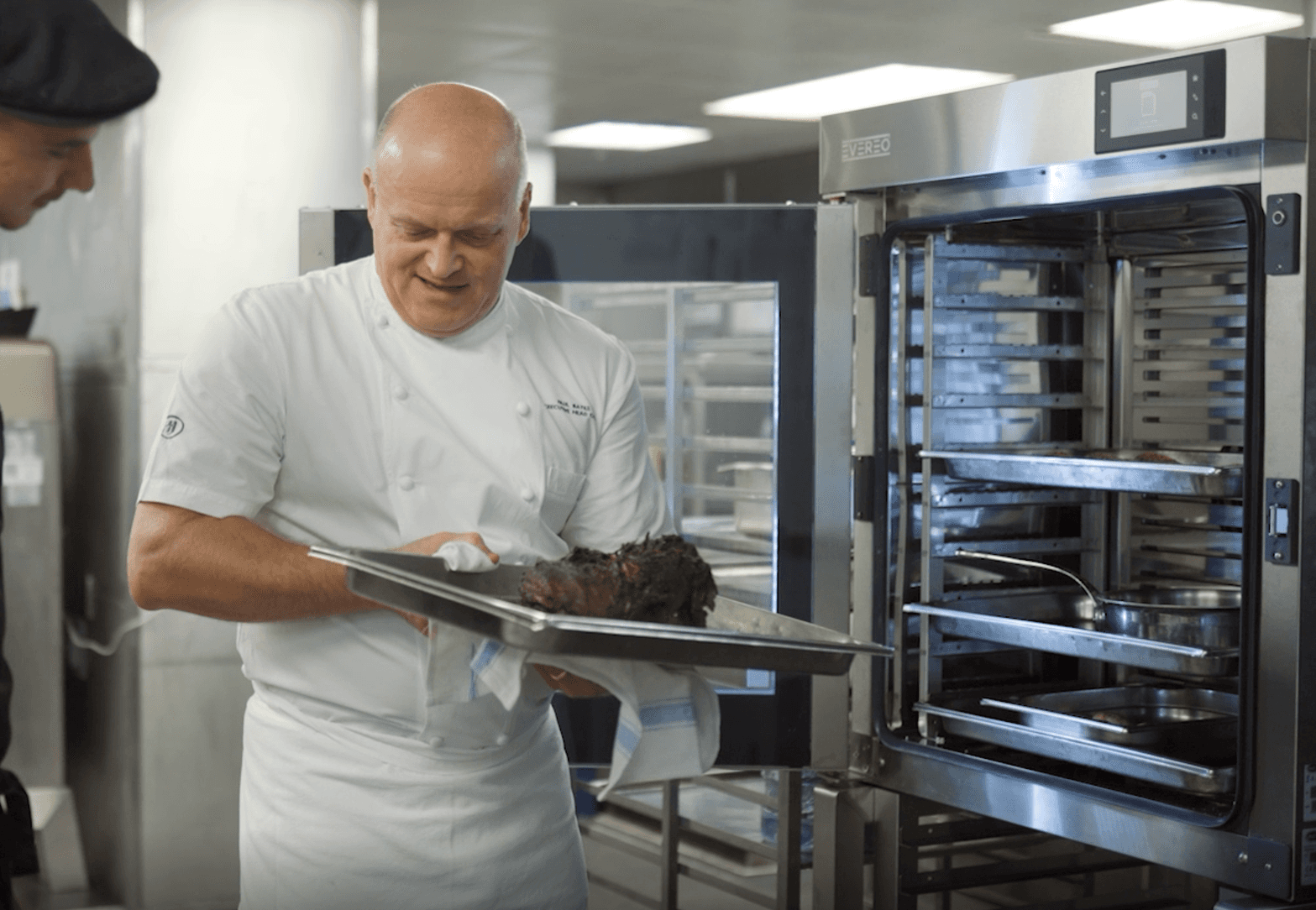 Chef using EVEREO hot food preserver